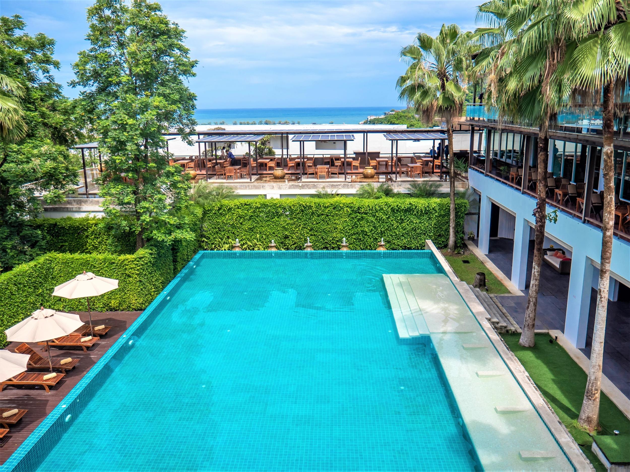 Wyndham Sea Pearl Resort, Phuket Patong Exteriér fotografie The swimming pool at the hotel